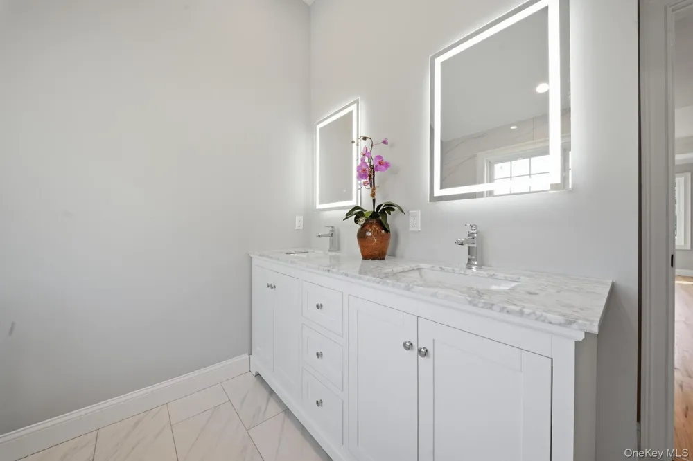 43 Barter Lane Hicksville, NY 11801