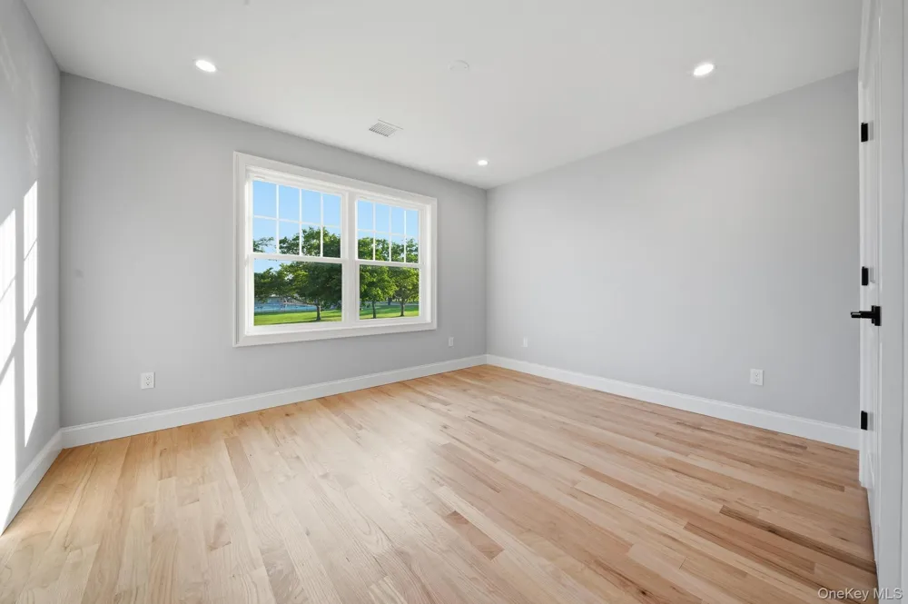 43 Barter Lane Hicksville, NY 11801