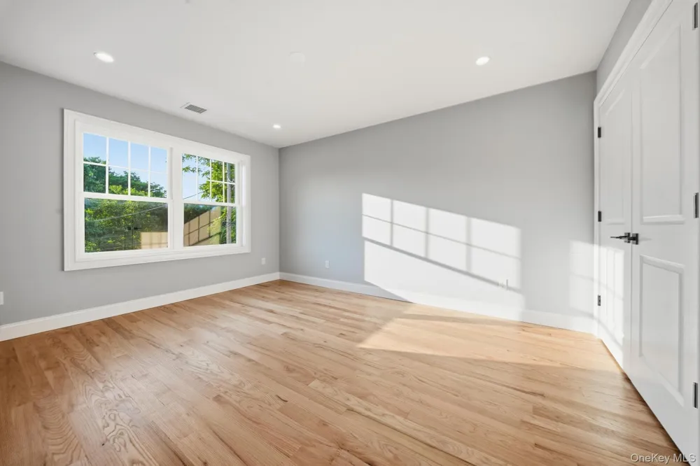 43 Barter Lane Hicksville, NY 11801