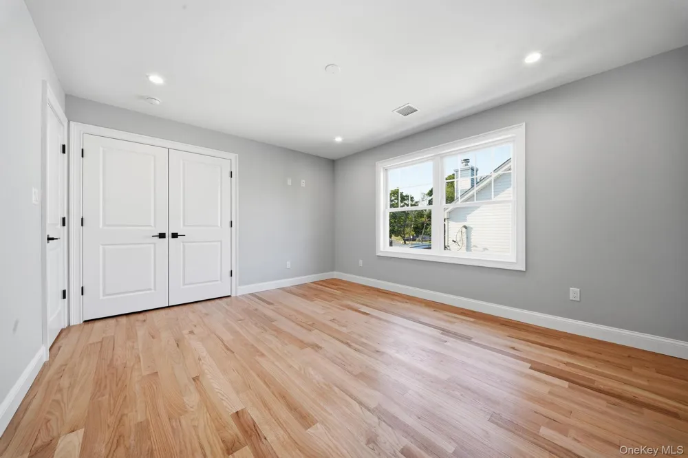 43 Barter Lane Hicksville, NY 11801