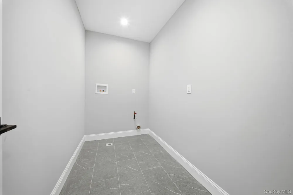 43 Barter Lane Hicksville, NY 11801