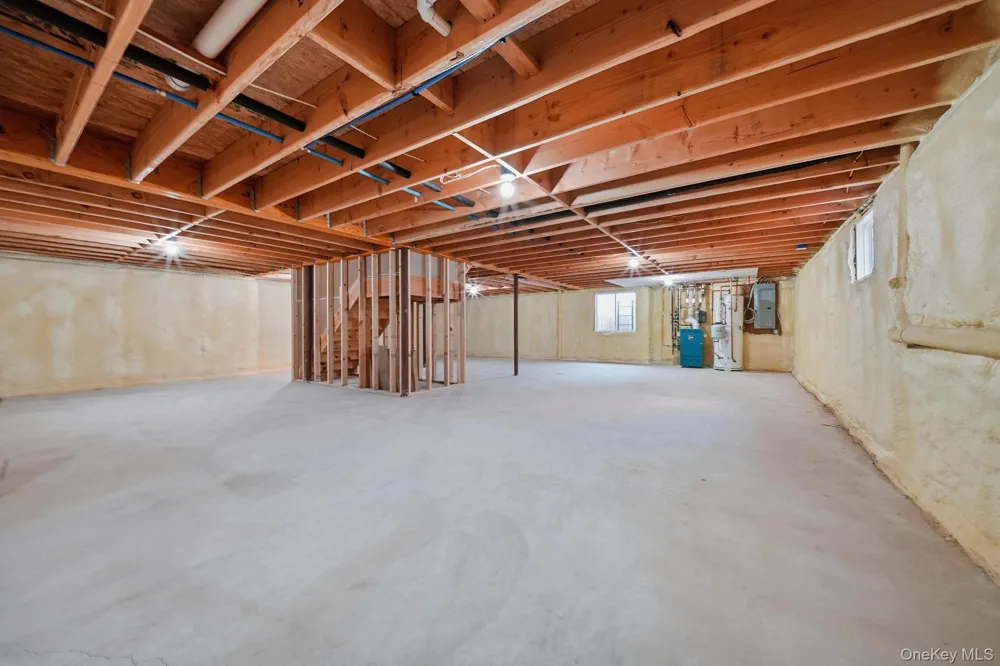 43 Barter Lane Hicksville, NY 11801