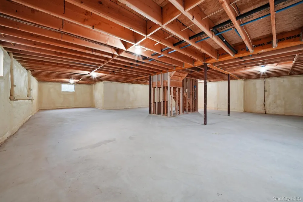 43 Barter Lane Hicksville, NY 11801