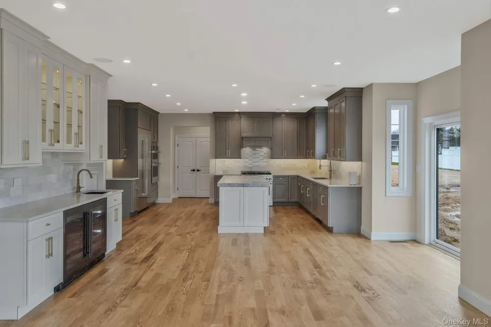 457 Pond Path East Setauket, NY 11733