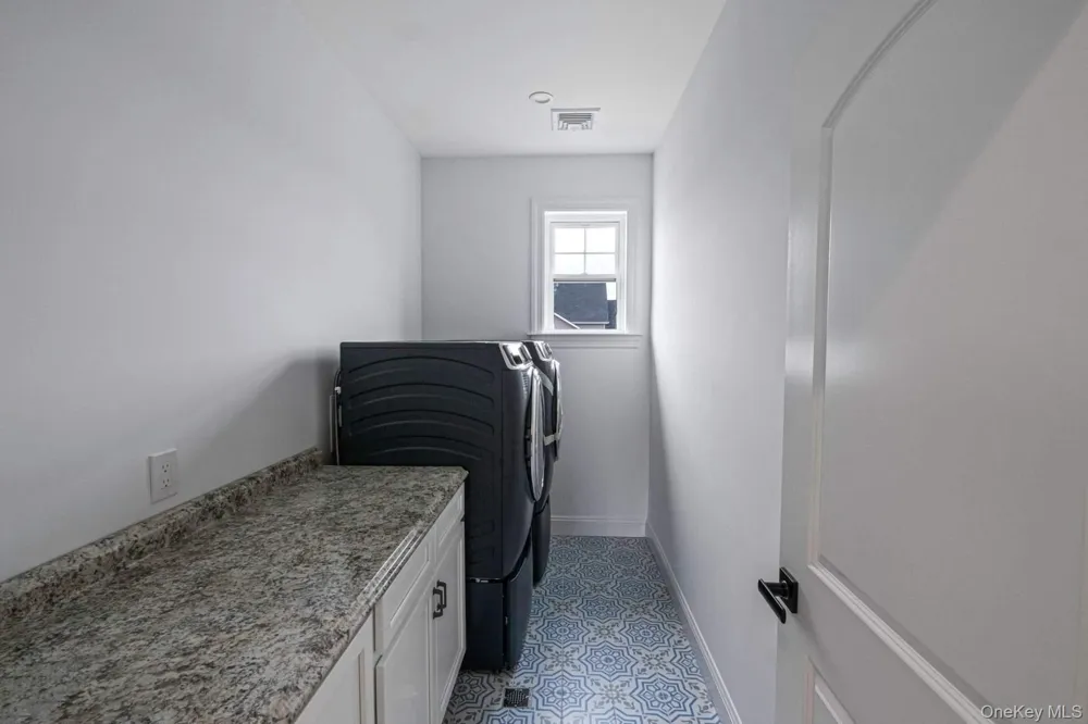 457 Pond Path East Setauket, NY 11733