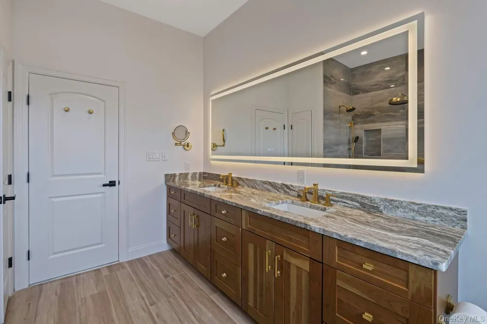 457 Pond Path East Setauket, NY 11733