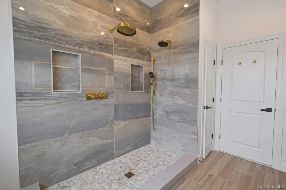 457 Pond Path East Setauket, NY 11733