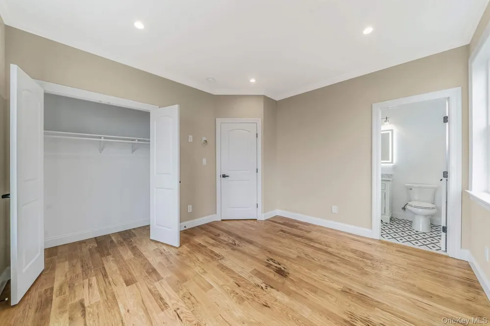 457 Pond Path East Setauket, NY 11733