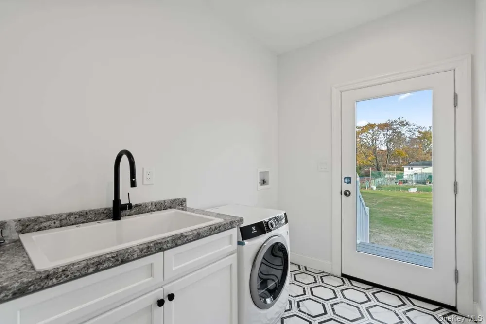 457 Pond Path East Setauket, NY 11733