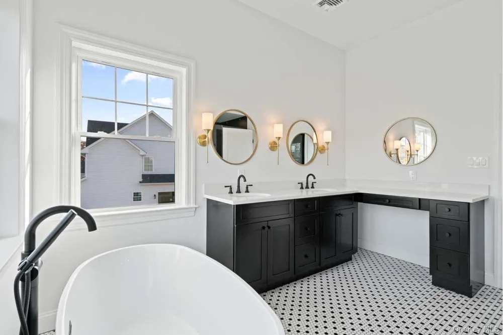 457 Pond Path East Setauket, NY 11733