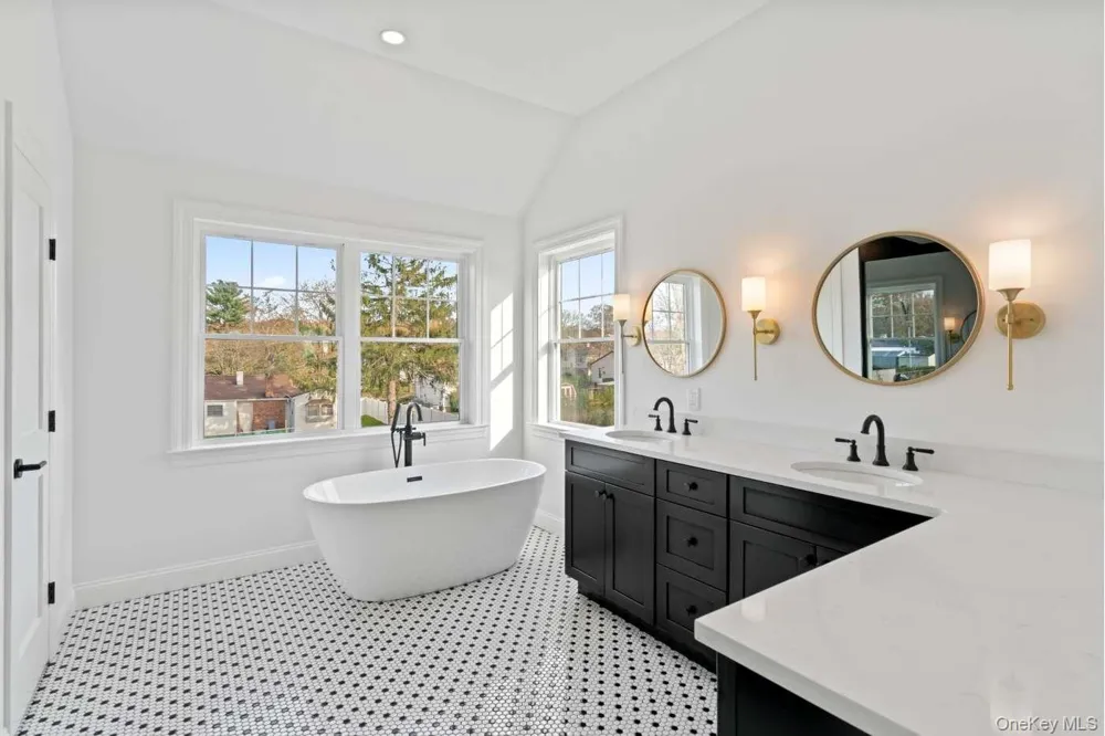 457 Pond Path East Setauket, NY 11733