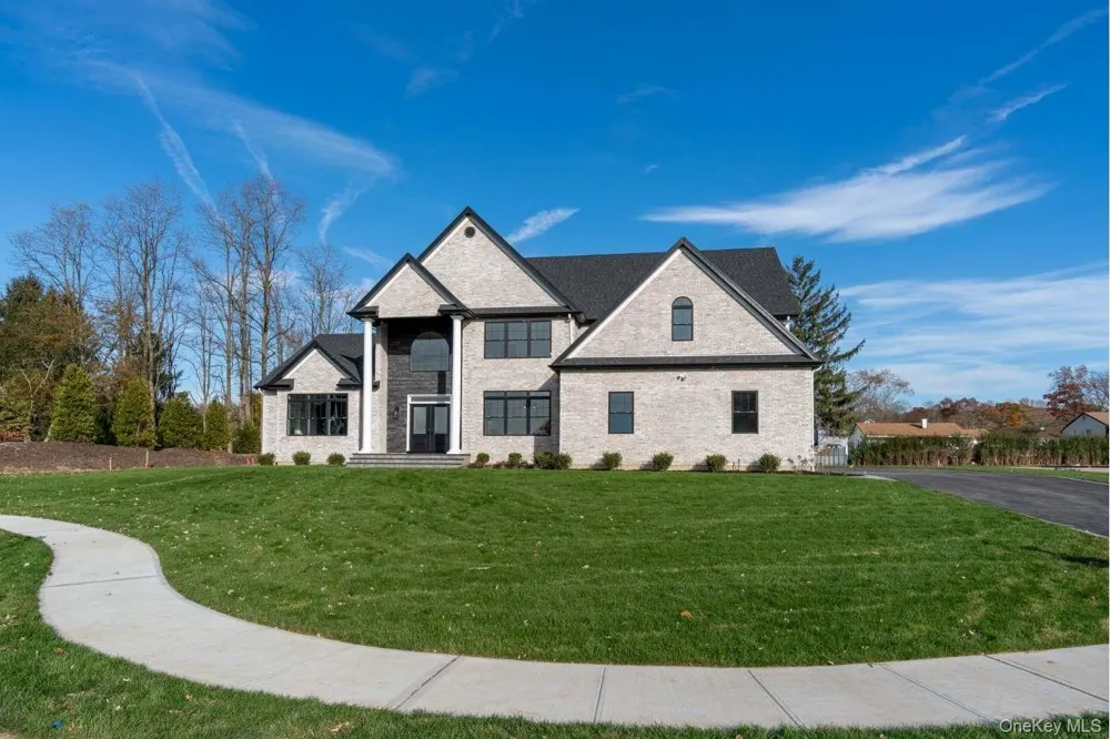 457 Pond Path East Setauket, NY 11733