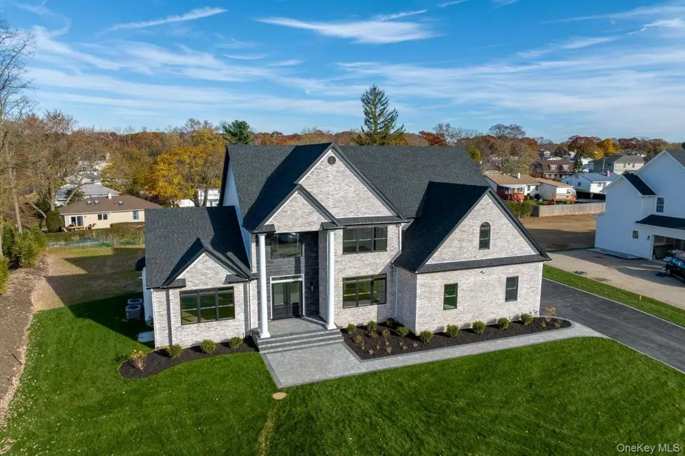 457 Pond Path East Setauket, NY 11733