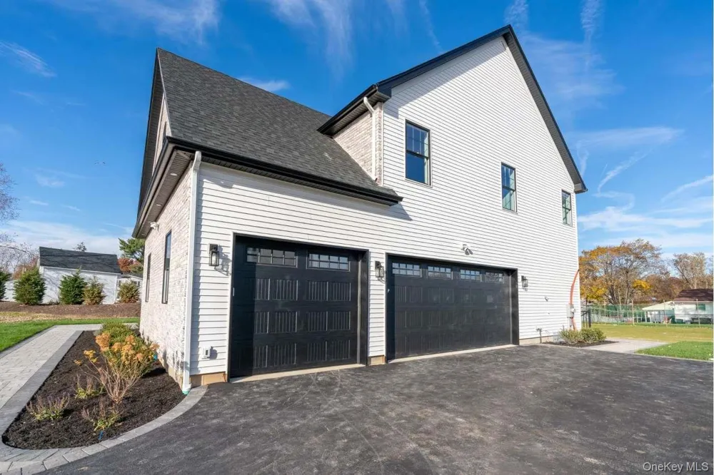 457 Pond Path East Setauket, NY 11733
