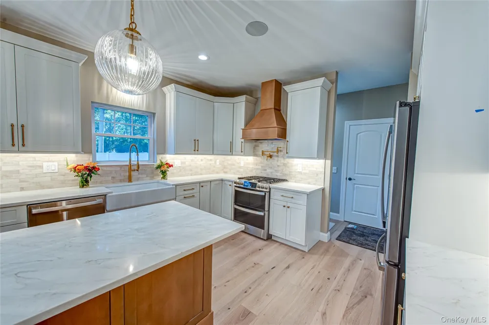 457 Pond Path East Setauket, NY 11733