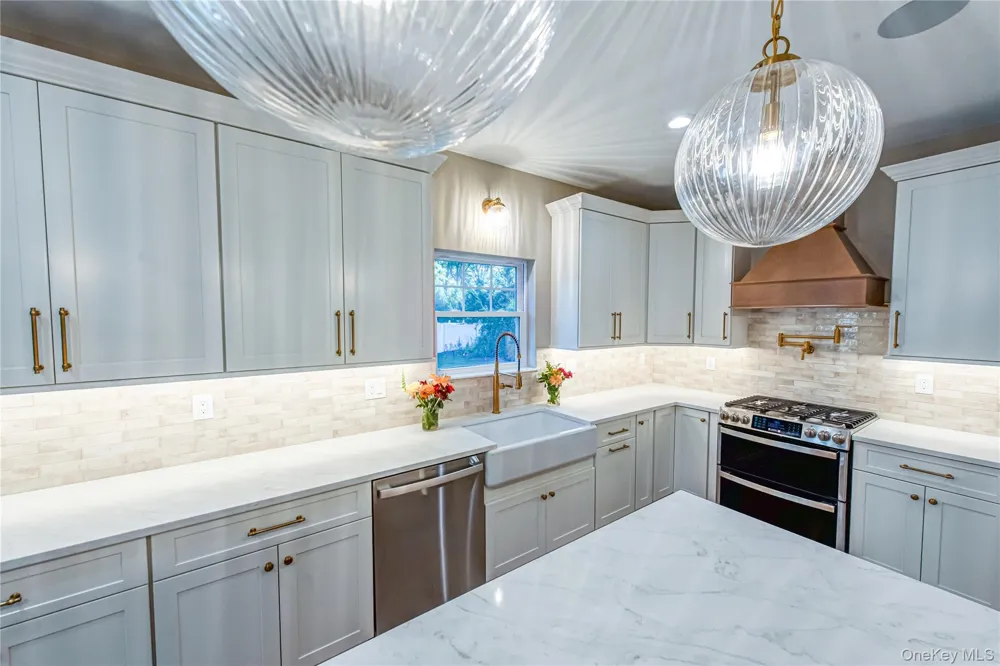 457 Pond Path East Setauket, NY 11733