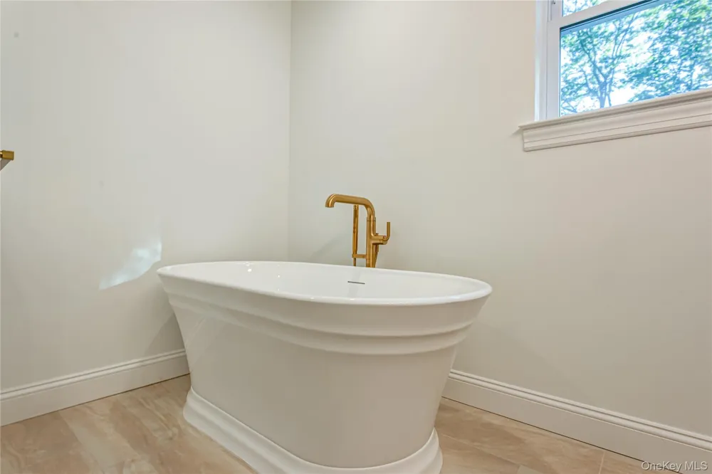 457 Pond Path East Setauket, NY 11733