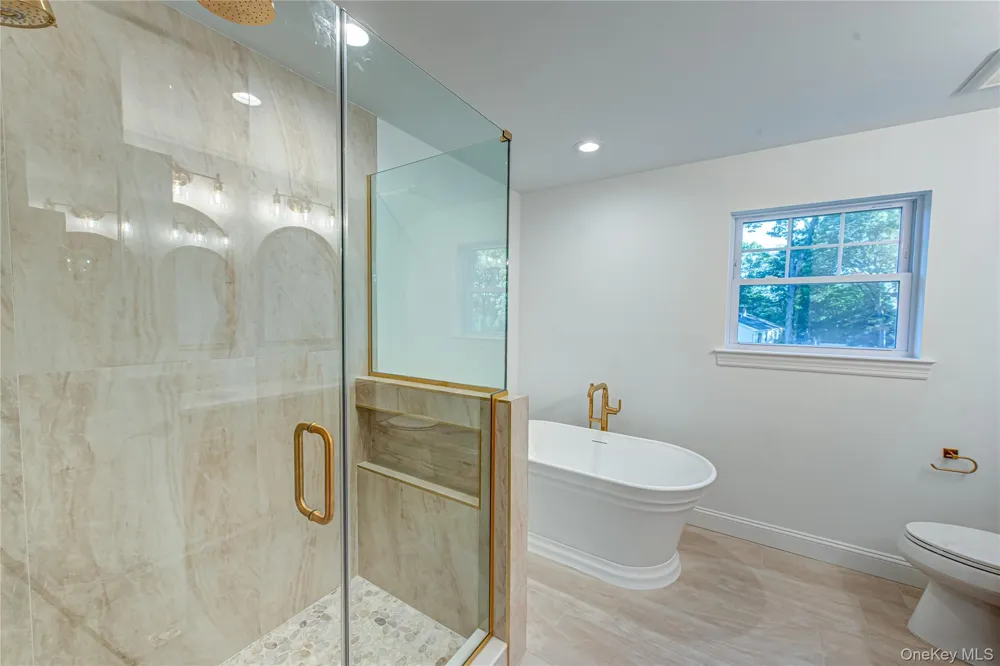 457 Pond Path East Setauket, NY 11733