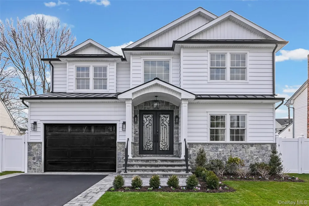 27 Grape Lane Hicksville, NY 11801