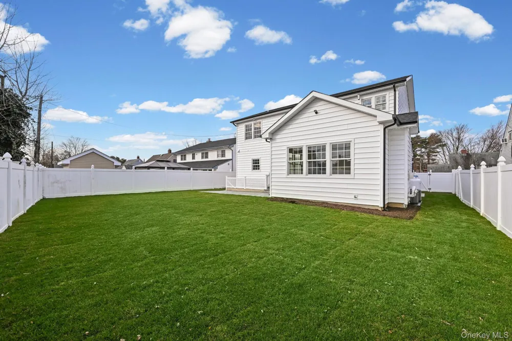 27 Grape Lane Hicksville, NY 11801