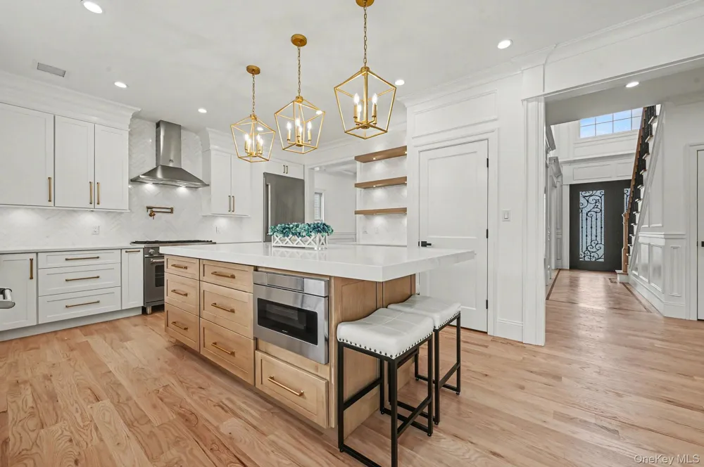 27 Grape Lane Hicksville, NY 11801