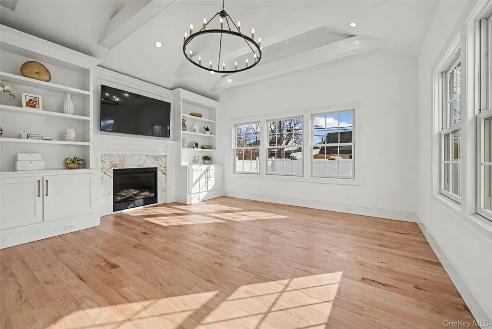27 Grape Lane Hicksville, NY 11801