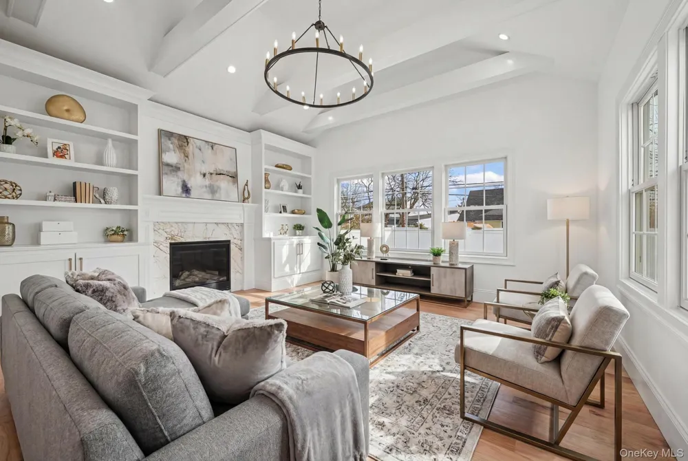 27 Grape Lane Hicksville, NY 11801