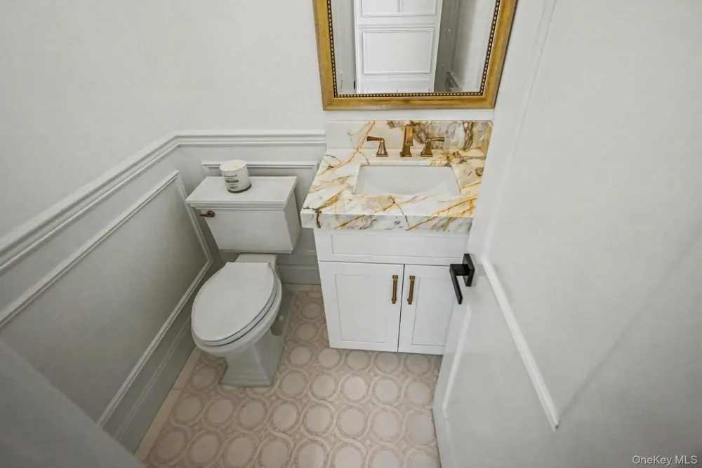 27 Grape Lane Hicksville, NY 11801