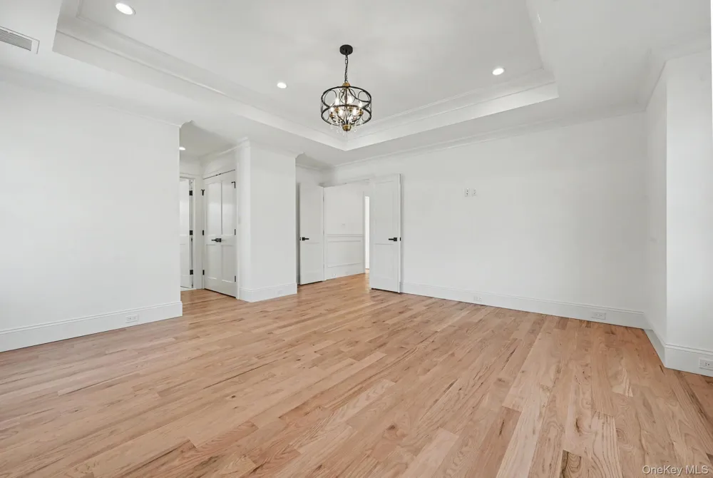 27 Grape Lane Hicksville, NY 11801