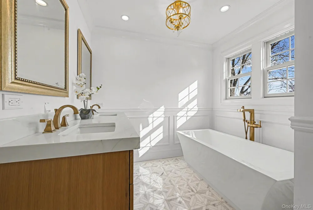 27 Grape Lane Hicksville, NY 11801