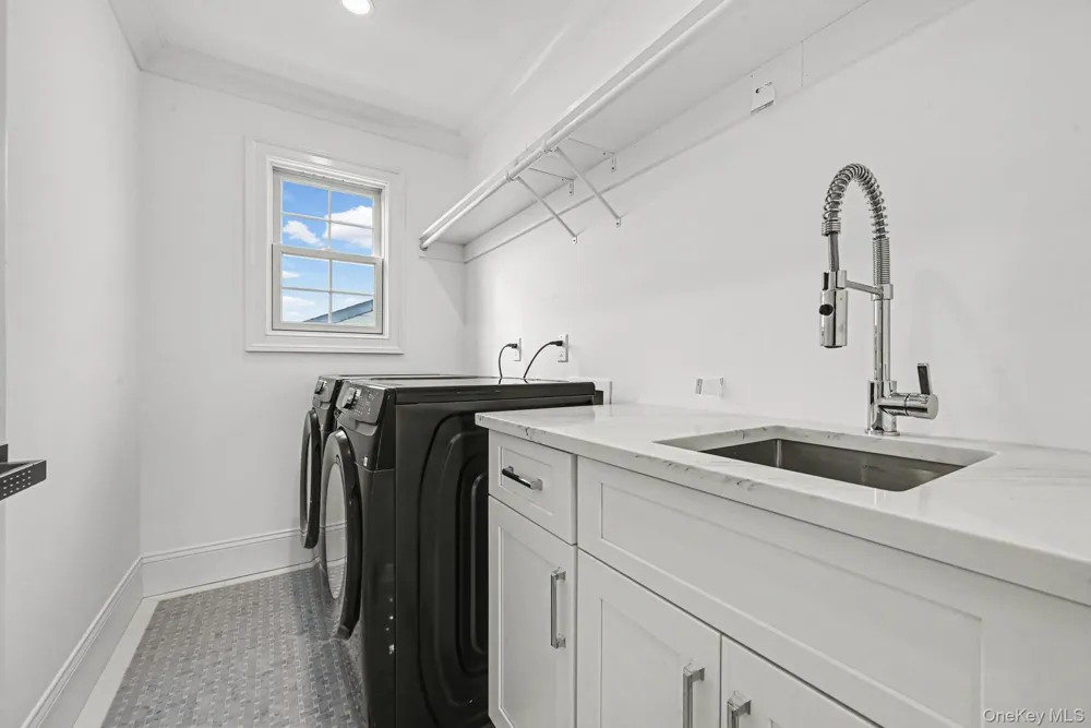 27 Grape Lane Hicksville, NY 11801