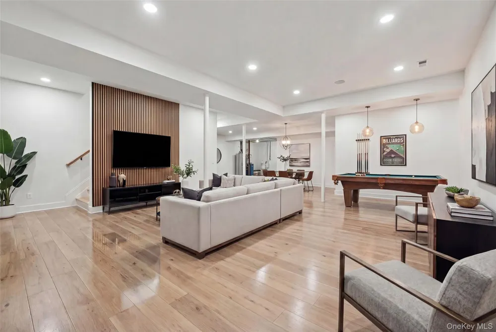 27 Grape Lane Hicksville, NY 11801