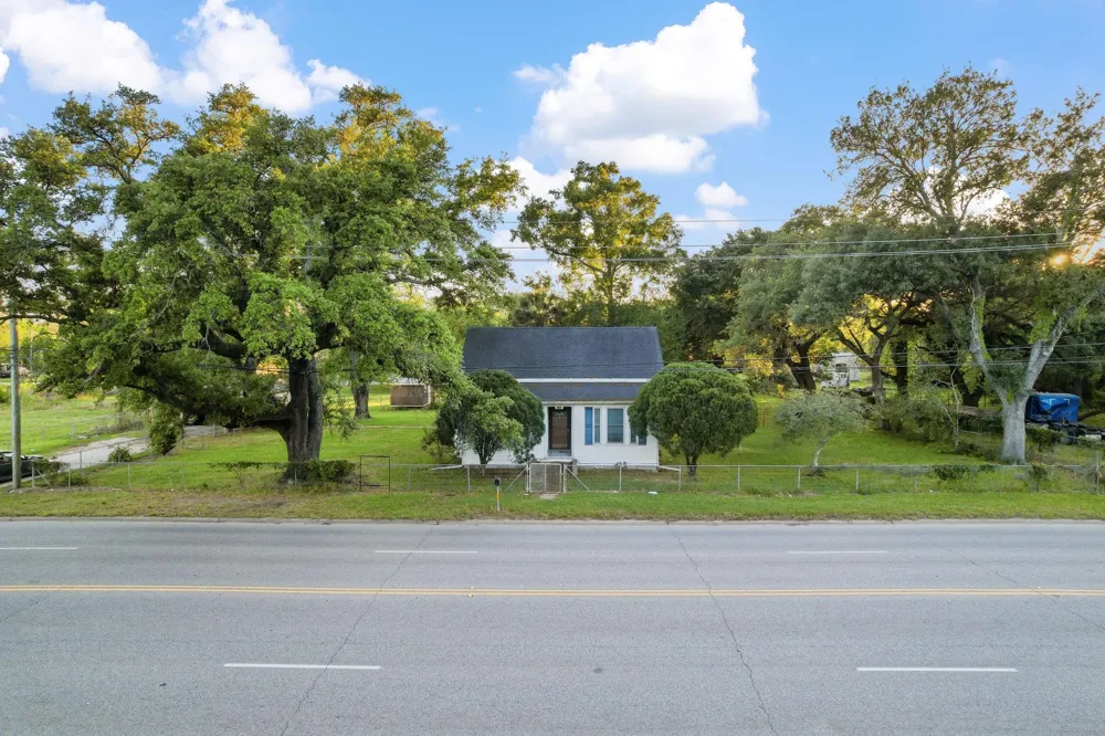 804 N Cleveland Dayton, TX 77535