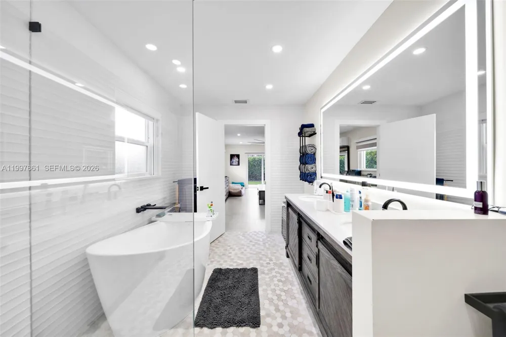 1574 Ricardo Fort Myers, FL 33901
