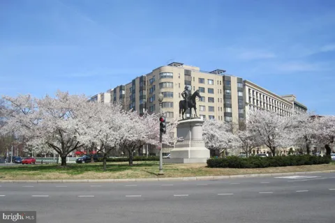 1 SCOTT CIRCLE NW #402