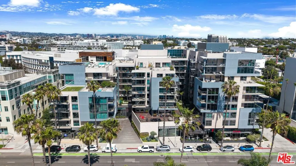 1755 Ocean Avenue #303 Santa Monica, CA 90401