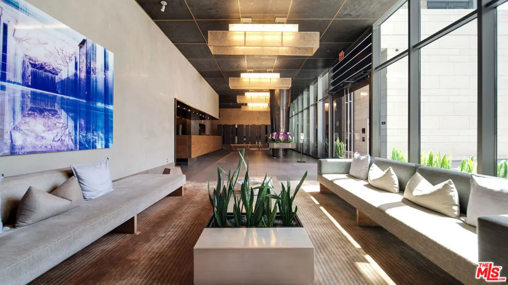 1755 Ocean Avenue #303 Santa Monica, CA 90401