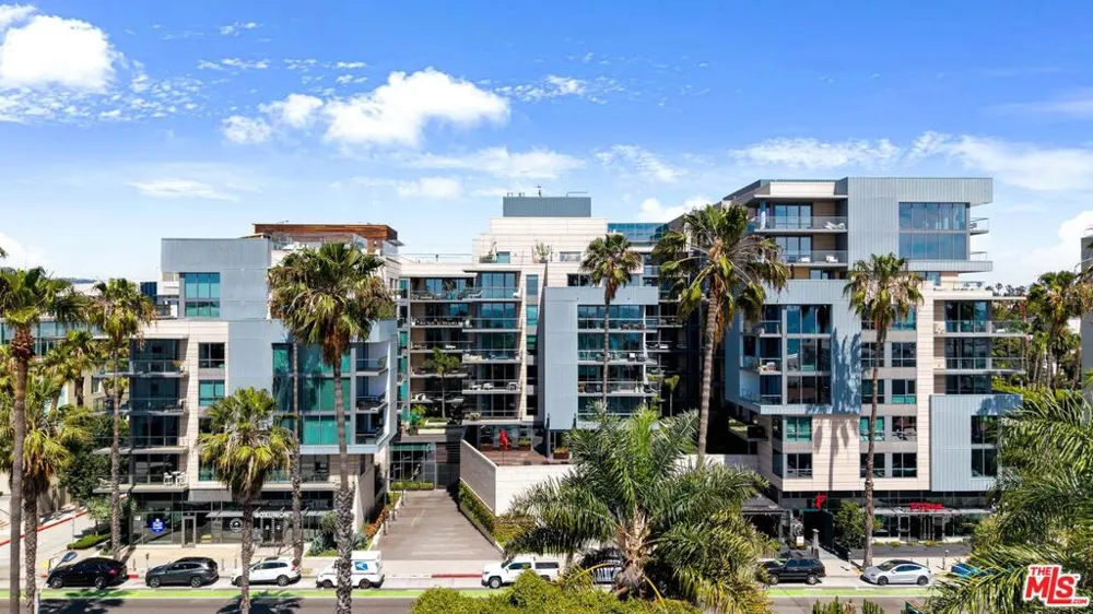 1755 Ocean Avenue #303 Santa Monica, CA 90401