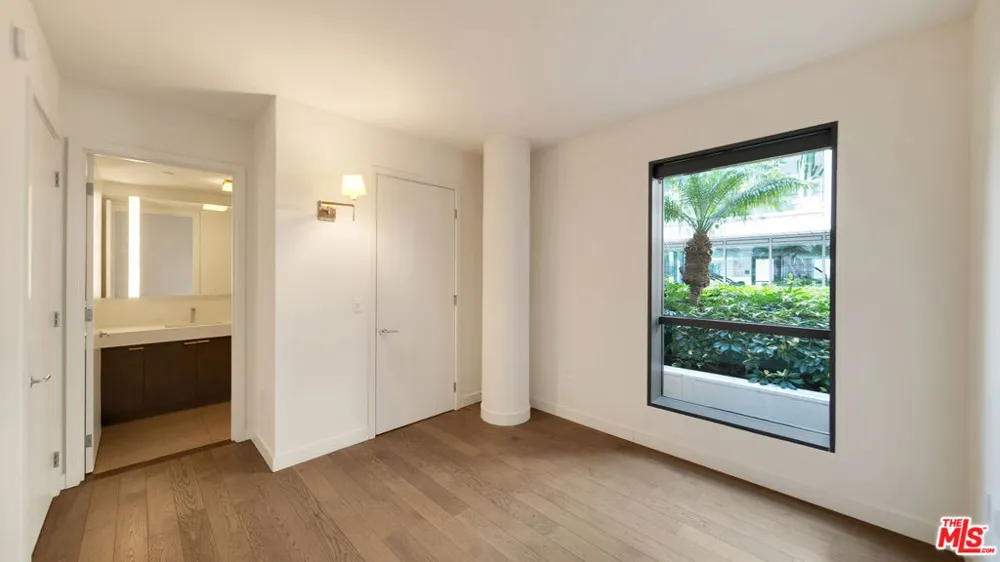 1755 Ocean Avenue #303 Santa Monica, CA 90401