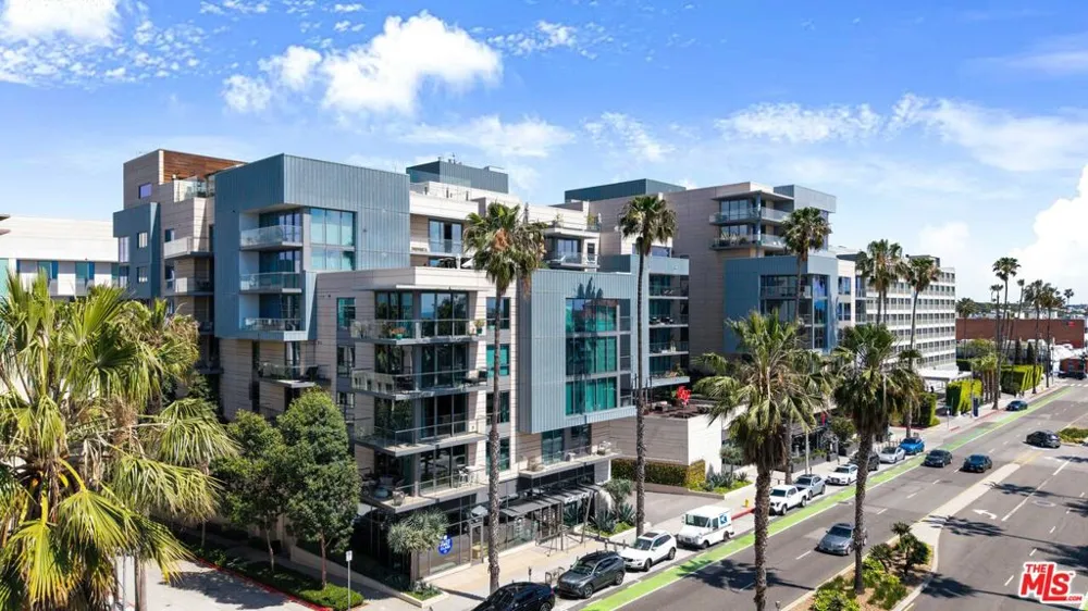 1755 Ocean Avenue #303 Santa Monica, CA 90401
