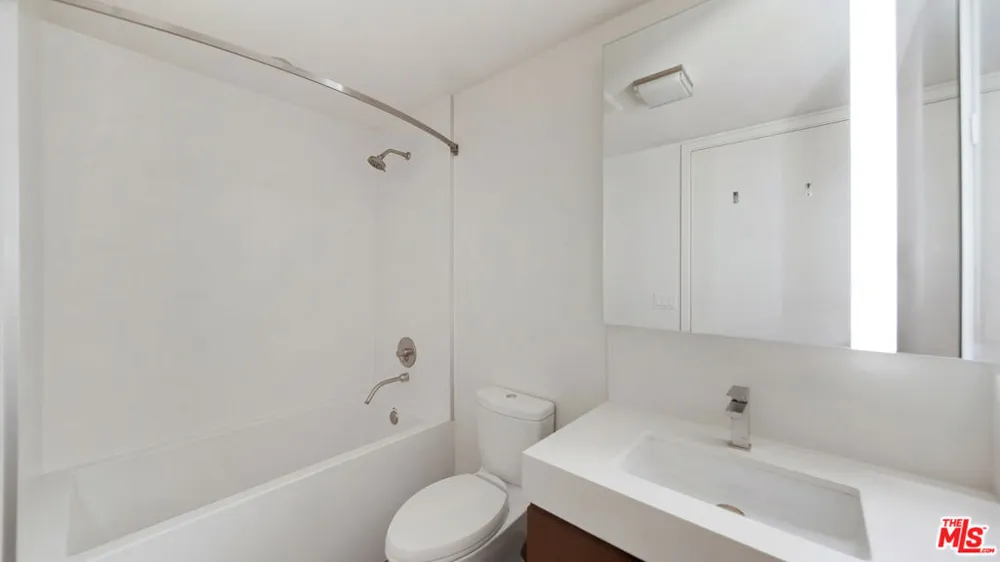 1755 Ocean Avenue #303 Santa Monica, CA 90401