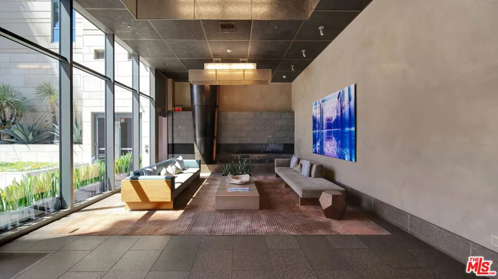1755 Ocean Avenue #303 Santa Monica, CA 90401