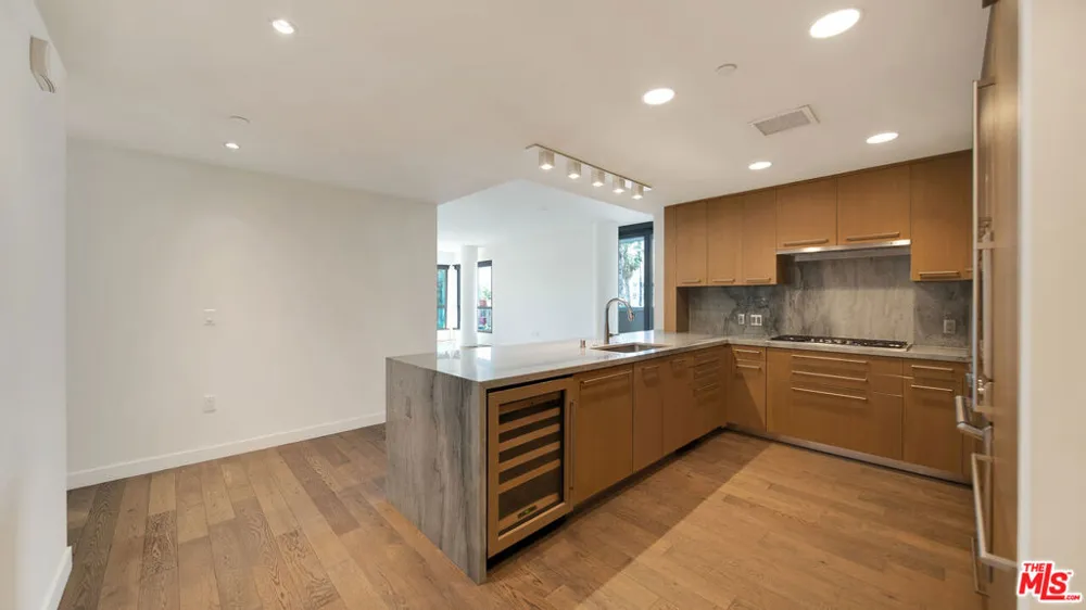 1755 Ocean Avenue #303 Santa Monica, CA 90401