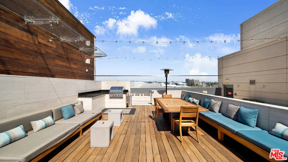 1755 Ocean Avenue #303 Santa Monica, CA 90401