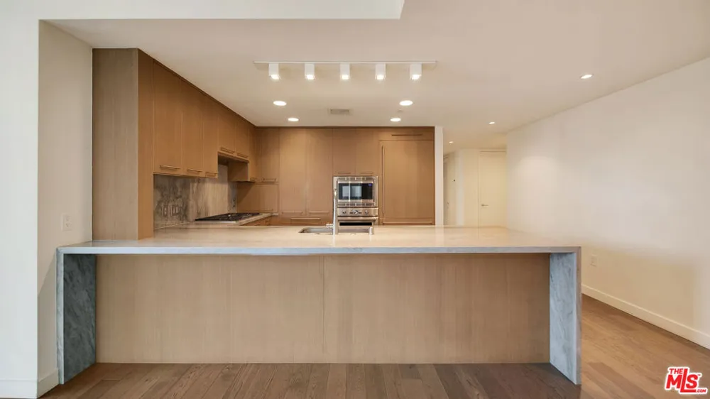 1755 Ocean Avenue #303 Santa Monica, CA 90401