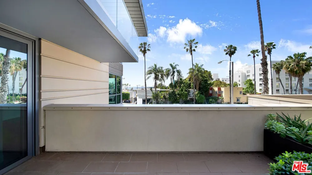 1755 Ocean Avenue #303 Santa Monica, CA 90401