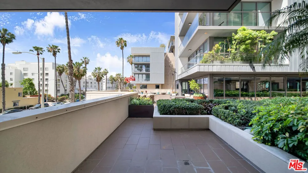 1755 Ocean Avenue #303 Santa Monica, CA 90401