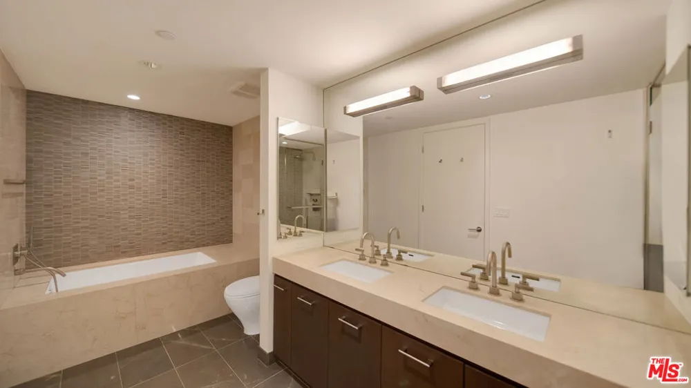 1755 Ocean Avenue #303 Santa Monica, CA 90401