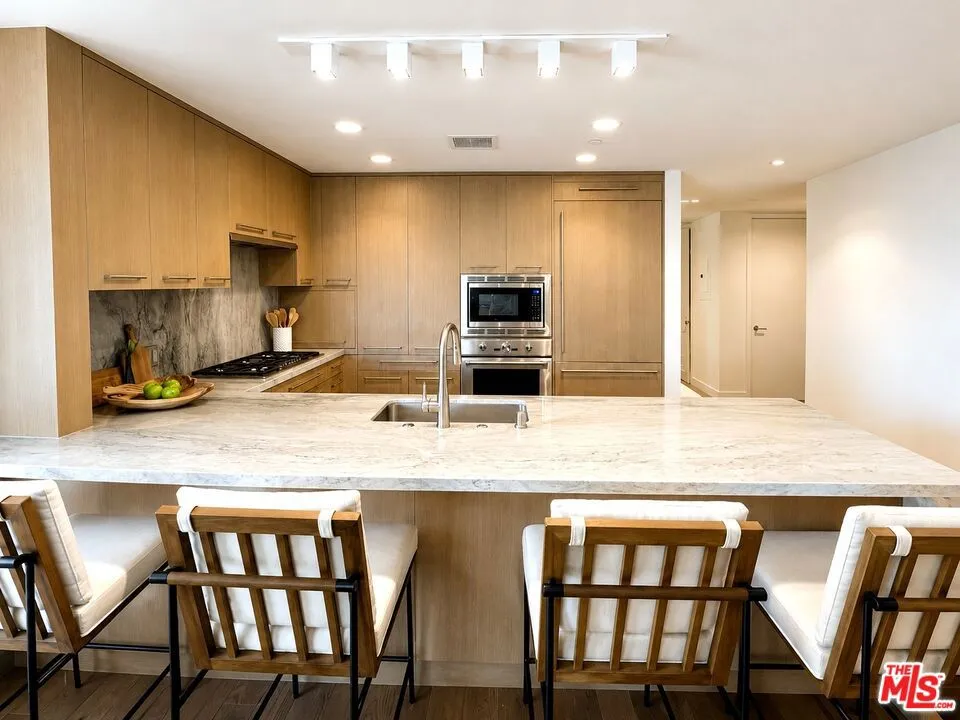 1755 Ocean Avenue #303 Santa Monica, CA 90401