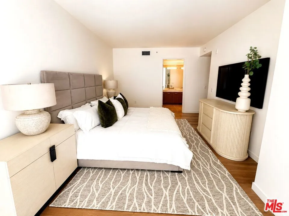 1755 Ocean Avenue #303 Santa Monica, CA 90401